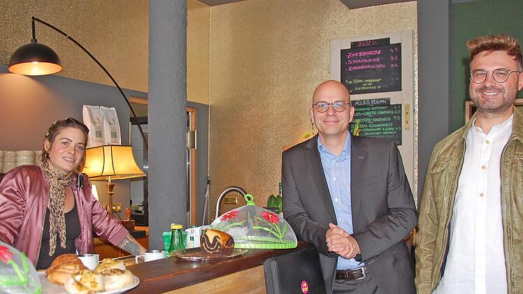 Die Betreiberin des Café Ilse, Isabelle Bach (von links), mit Oberbürgermeister Dirk Vogel und Wirtschaftsförderer Sebastian M. Bünner