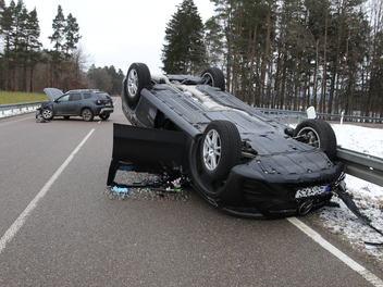 Bei einem missglückten Überholmanöver ist eine Person verletzt worden. Verkehrsunfall im Kreis Ansbach