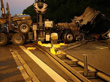 Am 30. September durchbrach gegen 5.10 Uhr auf der A7 am "Klöffelsberg" ein unbeladenes Langholzfahrzeug die Mittelschutzplanke und stieß auf der Gegenfahrbahn mit einem Pkw zusammen. Dessen Fahrer, ein 26-jähriger Soldat, verstarb noch an der Unfallstelle. Foto: Polizei