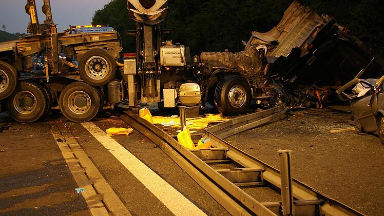 Am 30. September durchbrach gegen 5.10 Uhr auf der A7 am "Klöffelsberg" ein unbeladenes Langholzfahrzeug die Mittelschutzplanke und stieß auf der Gegenfahrbahn mit einem Pkw zusammen. Dessen Fahrer, ein 26-jähriger Soldat, verstarb noch an der Unfallstelle. Foto: Polizei