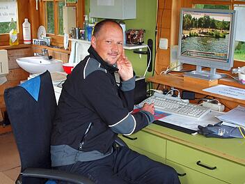 Hat derzeit Zeit, auch organisatorische Sachen am Computer zu erledigen: Frank Brehm, der Bademeister im Bad Rodacher Waldbad. Fotos: Steffi Karl