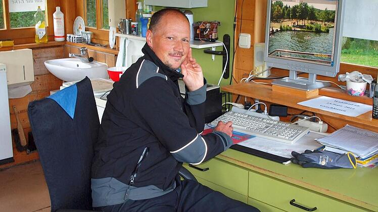 Hat derzeit Zeit, auch organisatorische Sachen am Computer zu erledigen: Frank Brehm, der Bademeister im Bad Rodacher Waldbad. Fotos: Steffi Karl