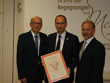 Vorstand Rainer Geis erhielt vom Aufsichtsratsvorsitzenden Hubert Schott die silberne Ehrennadel des Genossenschaftsverbandes Bayern. Unser Bild zeigt (von links) Vorstandssprecher Hans Beudert, Reiner Geis und Hubert Schott. Foto: Beatrix Lieb