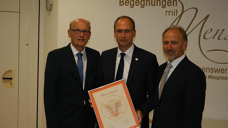Vorstand Rainer Geis erhielt vom Aufsichtsratsvorsitzenden Hubert Schott die silberne Ehrennadel des Genossenschaftsverbandes Bayern. Unser Bild zeigt (von links) Vorstandssprecher Hans Beudert, Reiner Geis und Hubert Schott. Foto: Beatrix Lieb