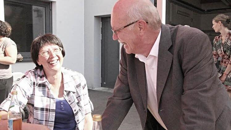 BRK-Kreisgeschäftsführer Dieter Greger hier im Gespräch mit Brigitte Streng Foto: Helmut Will