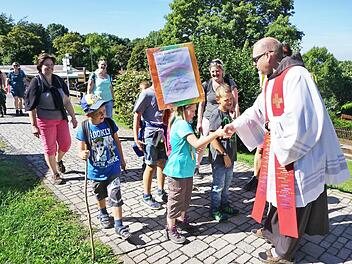 Begrüßung der Kinderwallfahrt durch den Guardian des Klosters Kreuzberg, Pater Stanislaus Wentowski  Foto: Marion Eckert