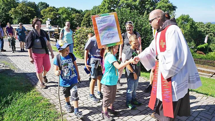 Begrüßung der Kinderwallfahrt durch den Guardian des Klosters Kreuzberg, Pater Stanislaus Wentowski  Foto: Marion Eckert