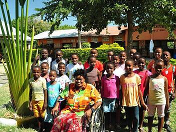 Rose Swai mit Waisenkindern auf dem Gelände des Rose Education Centers Foto: pr