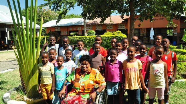 Rose Swai mit Waisenkindern auf dem Gelände des Rose Education Centers Foto: pr