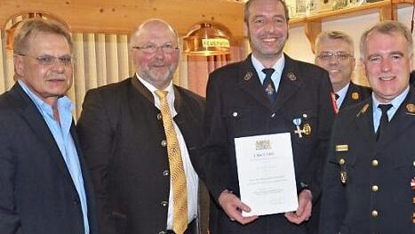 Das staatliche Ehrenzeichen in Silber mit Urkunde wurde an Holger Heumann (3. v. l.) verliehen. Mit im Bild von links: weiterer Landratstellvertreter Wolfgang Beiergrößlein, Bürgermeister Egon Herrmann, KBI Matthias Schuhbäck und KBR Joachim Ranzenberger
