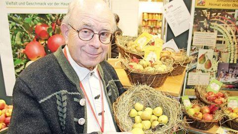 Obst ist sein Steckenpferd - der Pomologe Ernst Wolfert erklärt die Früchtewelt für Jedermann!  Foto: PR