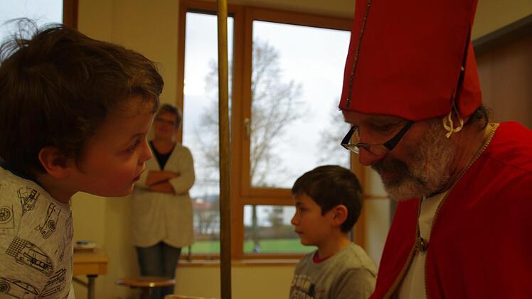Der Nikolaus besuchte die Petra-Döring-Schule in Kronach. Foto: Marco Meißner