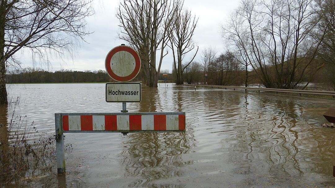 Die Folgen des schlechten Wetters der vergangenen Tagen sind frankenweit sichtbar. Am Freitag (05.01.2018) hat nun auch die Regnitz ihr Flussbett verlassen und für Überflutungen gesorgt. In Fürth-Stadeln musste die gleichnamige Landstraße daher gesperrt werden, da die Fahrbahn mittlerweile komplett überflutet ist. Auch eine Baustelle an der Vacherstraße steht zentimetertief unter Wasser und kann nur noch mit Gummistiefeln betreten werden.