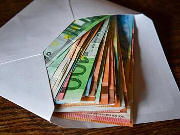 Wie man sein Geld am besten anlegt, erklären unsere Bankexpertinnen am Redaktionstelefon. Foto: Patrick Pleul, dpa