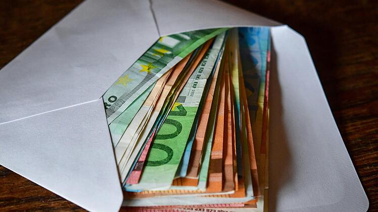 Wie man sein Geld am besten anlegt, erklären unsere Bankexpertinnen am Redaktionstelefon. Foto: Patrick Pleul, dpa