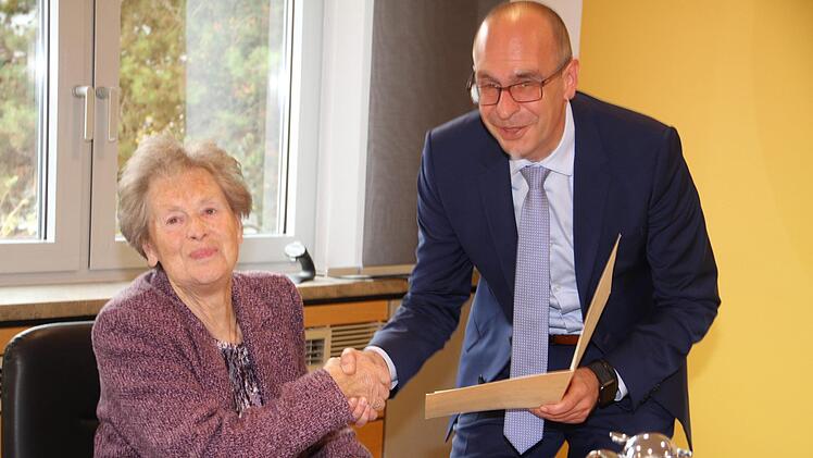 Landrat Christian Meißner händigt Sieglinde Martin die Pflegemedaille aus.Gerda Völk