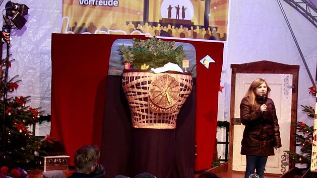 Claudia Belzer brauchte den kleinen Raben Socke nicht gro&szlig; anzuk&uuml;ndigen, die Kinder hatten ihn schon entdeckt.   Foto: Richard S&auml;nger