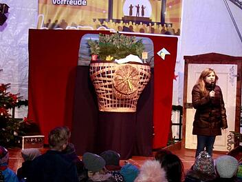 Claudia Belzer brauchte den kleinen Raben Socke nicht groß anzukündigen, die Kinder hatten ihn schon entdeckt.   Foto: Richard Sänger