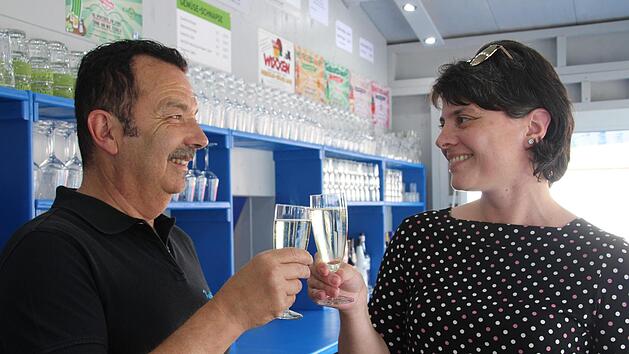 Karlheinz Axt und Pia Fischer stoßen gemeinsam auf das Freischießen 2019 an.  Foto: Cindy Dötschel