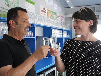 Karlheinz Axt und Pia Fischer stoßen gemeinsam auf das Freischießen 2019 an.  Foto: Cindy Dötschel