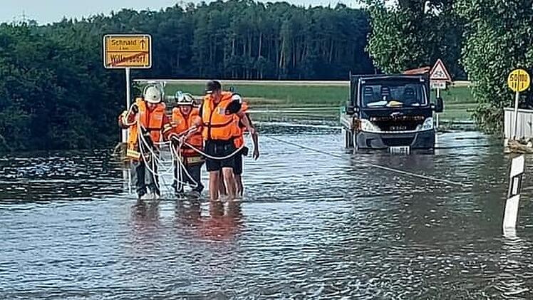 Lkw und Kleintransporter fahren bei Willersdorf ins Hochwasser
