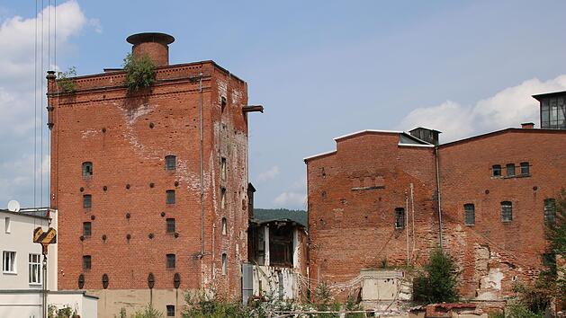 Ob aus den Pl&auml;nen  des Unternehmers etwas wird, der auf dem Areal der fr&uuml;heren Petzbr&auml;u und M&auml;lzerei M&uuml;ller 157 Wohnungen schaffen will? Der Darrturm (hinten links) muss bleiben, sagt der Stadtrat. Die Sanierung sei ob der  vielen Sch&auml;den nicht sinnvoll, der Investor.