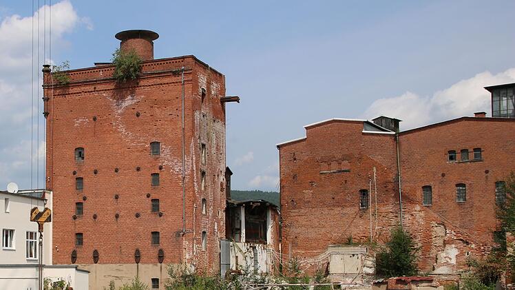 Ob aus den Plänen  des Unternehmers etwas wird, der auf dem Areal der früheren Petzbräu und Mälzerei Müller 157 Wohnungen schaffen will? Der Darrturm (hinten links) muss bleiben, sagt der Stadtrat. Die Sanierung sei ob der  vielen Schäden nicht sinnvoll, der Investor.