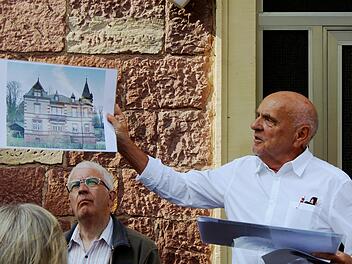Stadtheimatpfleger Peter Kaidel hält das Foto eines  besonders bemerkenswerten Hauses in die Höhe. Es steht beispielhaft für so viele stadtbildprägende Gebäude in der Stadt, die für ihre  Besitzer oft ein Statussymbol waren.