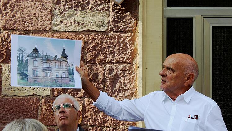 Stadtheimatpfleger Peter Kaidel hält das Foto eines  besonders bemerkenswerten Hauses in die Höhe. Es steht beispielhaft für so viele stadtbildprägende Gebäude in der Stadt, die für ihre  Besitzer oft ein Statussymbol waren.