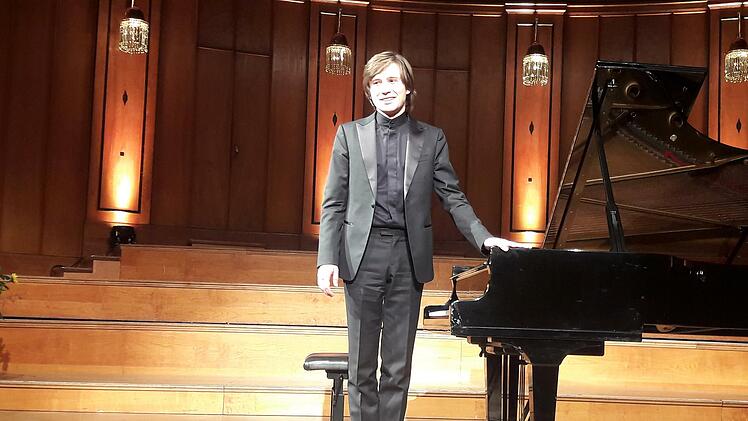 Pianist Amadeus Wiesensee begeisterte beim Konzertabend in der  "Cape Classic-Reihe"   im Max-Littmann-Saal. Foto: Hartmut Hessel