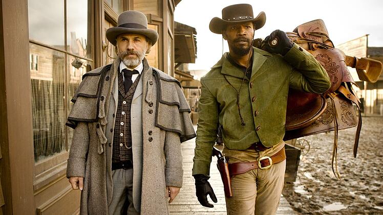 Christoph Waltz (links) spielt den Kopfgeldj&auml;ger Dr. King Schultz, der den Sklave Django (Jamie Foxx) befreit, mit unvergesslicher Brillanz.