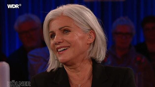 Birgit Schrowange tr&auml;gt seit kurzer Zeit ein H&ouml;rger&auml;t, das sie mit Strass-Steinen verzieren lie&szlig;.