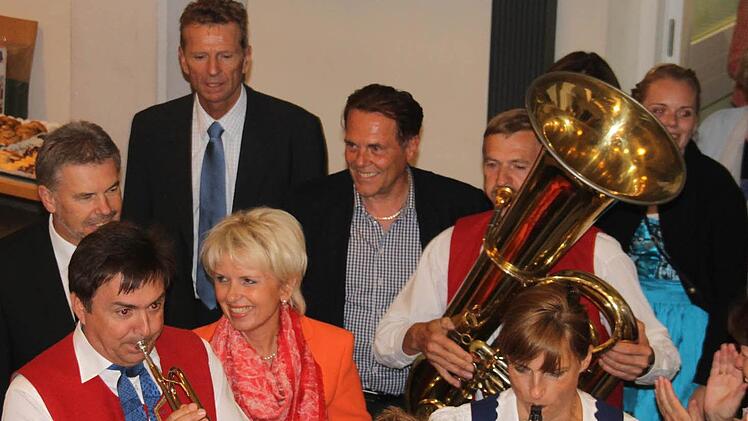 Landrätin Tamara Bischof inmitten der Parteifreunde Paul Streng und Günther Felbinger, ihrer Familie mit Mann Reiner und Tochter Sabrina sowie den Musikanten vom Franken-Sextett.   Fotos: Julia Riegler
