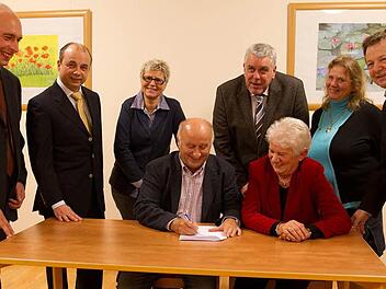 Vorsitzender Hans-Joachim Lieb und Helga Wurbs (stellvertretende Bundesvorsitzende ASB) unterzeichneten die Satzung unter den Augen  (von links) der  ASB-Vorstandsmitglieder Johannes Schubert, Bernd Kugler, Gabriele Morper-Marr, von Zweitem Bürgermeister Norbert Tessmer, Vorstandsmitglied Gabriele Jahn und ASB-Geschäftsführer Thomas Schwesinger.  Foto: Florian Hecky
