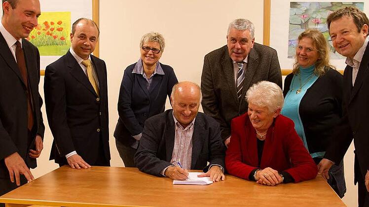 Vorsitzender Hans-Joachim Lieb und Helga Wurbs (stellvertretende Bundesvorsitzende ASB) unterzeichneten die Satzung unter den Augen  (von links) der  ASB-Vorstandsmitglieder Johannes Schubert, Bernd Kugler, Gabriele Morper-Marr, von Zweitem Bürgermeister Norbert Tessmer, Vorstandsmitglied Gabriele Jahn und ASB-Geschäftsführer Thomas Schwesinger.  Foto: Florian Hecky
