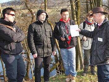 Oswald Türbl erklärt den Besuchern die Besonderheit des Sinntals bei Bad Brückenau. Fotos: Ulrike Müller