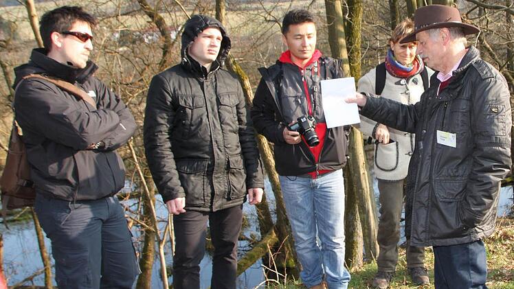 Oswald Türbl erklärt den Besuchern die Besonderheit des Sinntals bei Bad Brückenau. Fotos: Ulrike Müller