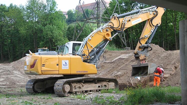 Arbeiter verlegen die Telekomkabel in der Flutmulde auf der insgesamt zwei Kilometer langen Strecke.