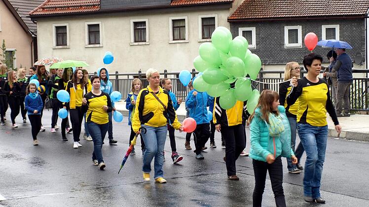 Betreuer, Übungsleiter und Leistungsturner des SV Steinwiesen beim Festzug zum 90. Jubiläum des Sportvereins Foto: Susanne Deuerling