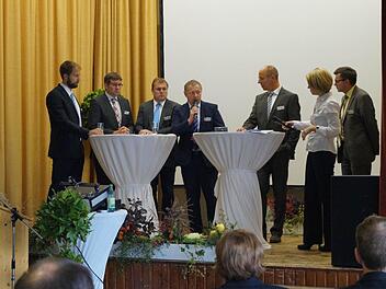 Eine rege Podiumsdiskussion gab es beim Wildfleckener Wirtschaftsgespräch. Foto: Landratsamt