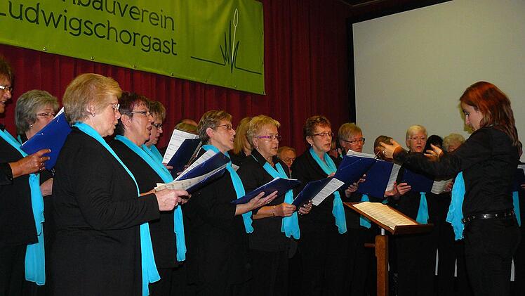 Der gemischte Chor des Gesangvereines Ludwigschorgast gefiel um Dirigentin Miriam Stutz mit wunderschönen Liedern.