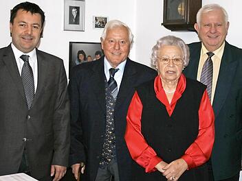 Die Glückwünsche des Marktes Burgebrach überbrachte dem Jubelpaar Zweiter Bürgermeister Peter Pfohlmann (li.), für den Landkreis gratulierte der stellvertrende Landrat Johann Pfister (r.). Foto: p