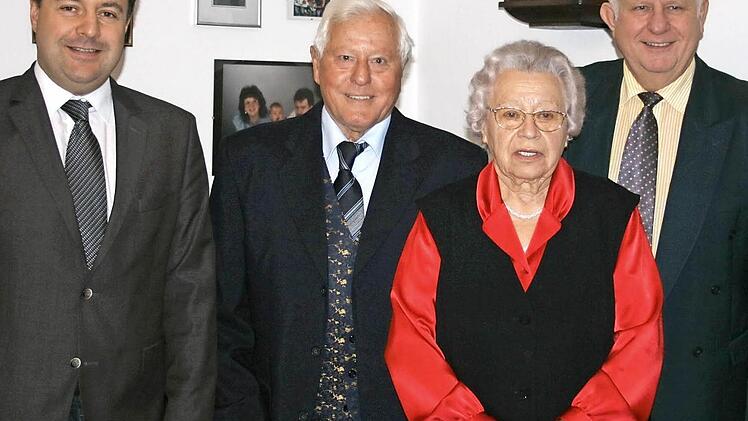 Die Glückwünsche des Marktes Burgebrach überbrachte dem Jubelpaar Zweiter Bürgermeister Peter Pfohlmann (li.), für den Landkreis gratulierte der stellvertrende Landrat Johann Pfister (r.). Foto: p