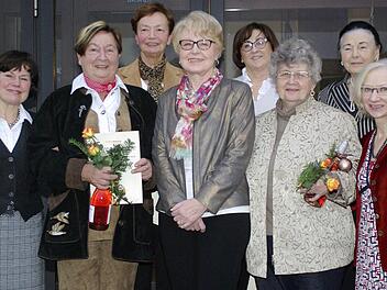 Vorsitzende Annemarie Binder (links), ihre Stellvertreterin Erna Sell und Ehrenvorsitzende Zita Zeier (von rechts) würdigten die langjährige Treue zur Frauen Union von(v. l.) an Hildegard Hofmann, Elke Herzer, Elisabeth Wende, Pauline Schneider und Waltraud Schlereth.  Foto: Winfried Ehling