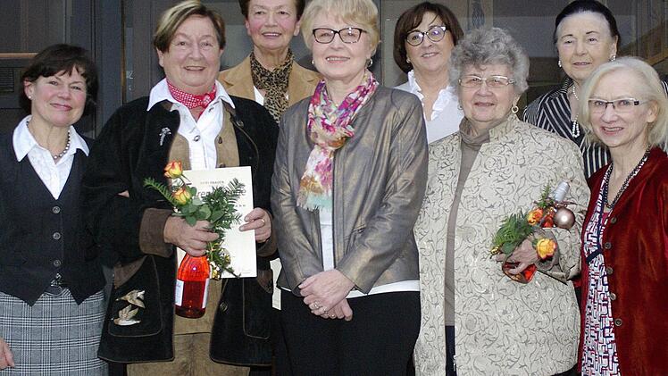 Vorsitzende Annemarie Binder (links), ihre Stellvertreterin Erna Sell und Ehrenvorsitzende Zita Zeier (von rechts) würdigten die langjährige Treue zur Frauen Union von(v. l.) an Hildegard Hofmann, Elke Herzer, Elisabeth Wende, Pauline Schneider und Waltraud Schlereth.  Foto: Winfried Ehling