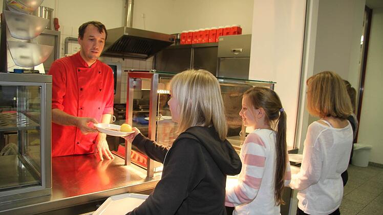 Michael Stöcker kocht frisch beim MGF. Den Kindern schmeckt's. Foto: Sonja Adam