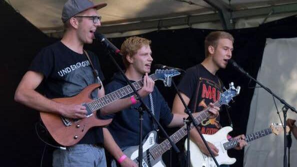 Die Blaucrowd Surfer hatten hörbar Spaß bei ihrem Auftritt in Untermerzbach. Foto: Jule Müller