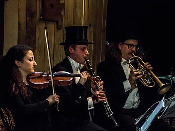 Katharina Schwamm, Philipp Grzondziel (Klarinette) und Timothy Francis (Trompete; von links) musizierten in der Reihe "Freistaat Coburg" in der Reithalle. Foto: Jochen berger