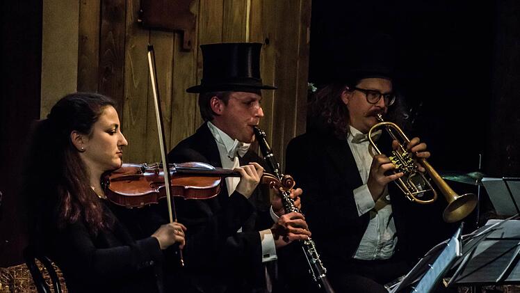 Katharina Schwamm, Philipp Grzondziel (Klarinette) und Timothy Francis (Trompete; von links) musizierten in der Reihe "Freistaat Coburg" in der Reithalle. Foto: Jochen berger