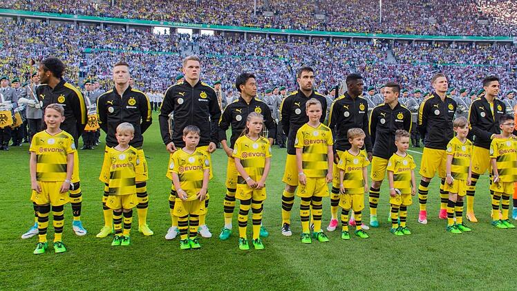 Kurz vor dem Anpfiff des DFB-Pokalfinales: Luis Neuber (3. von links) vor Matthias Ginter im Berliner Olympiastadion.